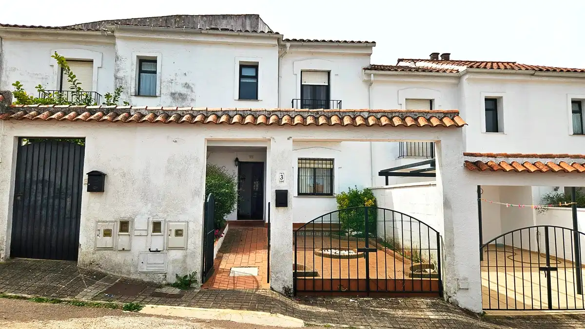 Exterior view of Detached homes for sale in Los Marines  with Heating and Terrace