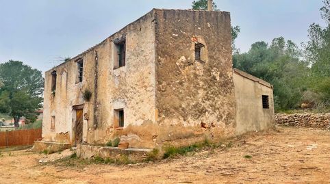 Gran finca rústica ubicada en una zona residencial cercana a la ciudad de Tortosa.