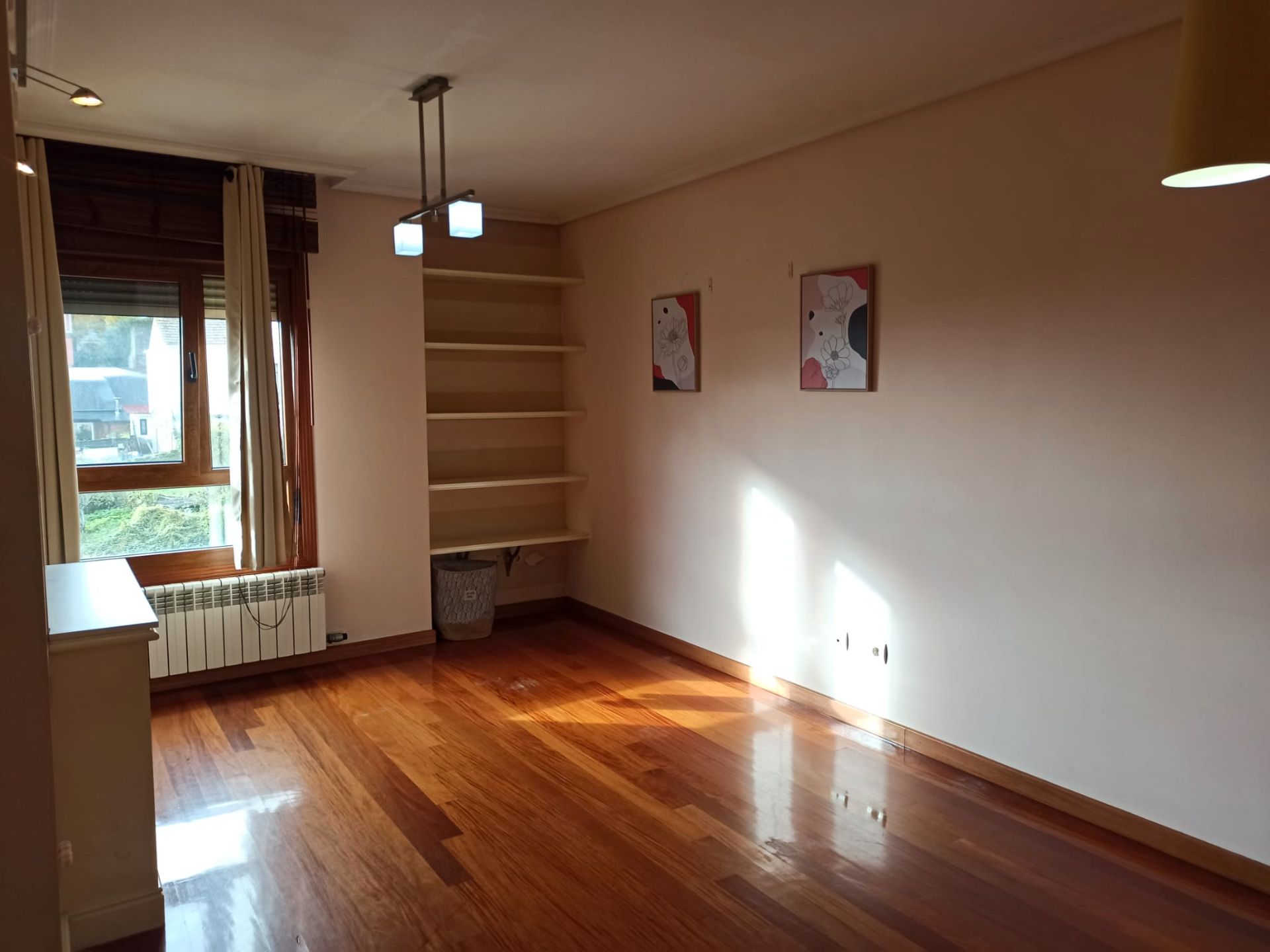 Sala d'estar de Apartament en venda en Vigo  amb Calefacció, Parquet i Traster