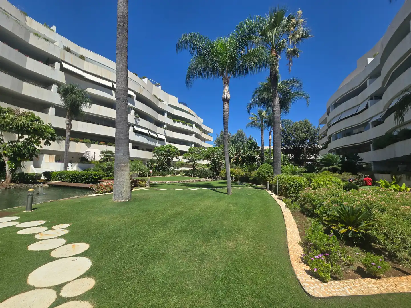 Vista exterior de Apartament en venda en Marbella amb Aire condicionat, Calefacció i Jardí privat