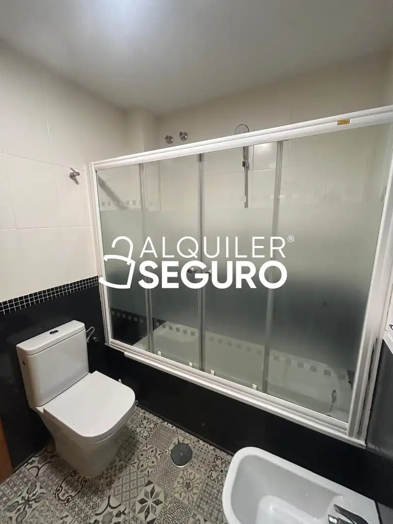 Badezimmer von Wohnung zur Miete in Churriana de la Vega mit Klimaanlage, Heizung und Abstellraum