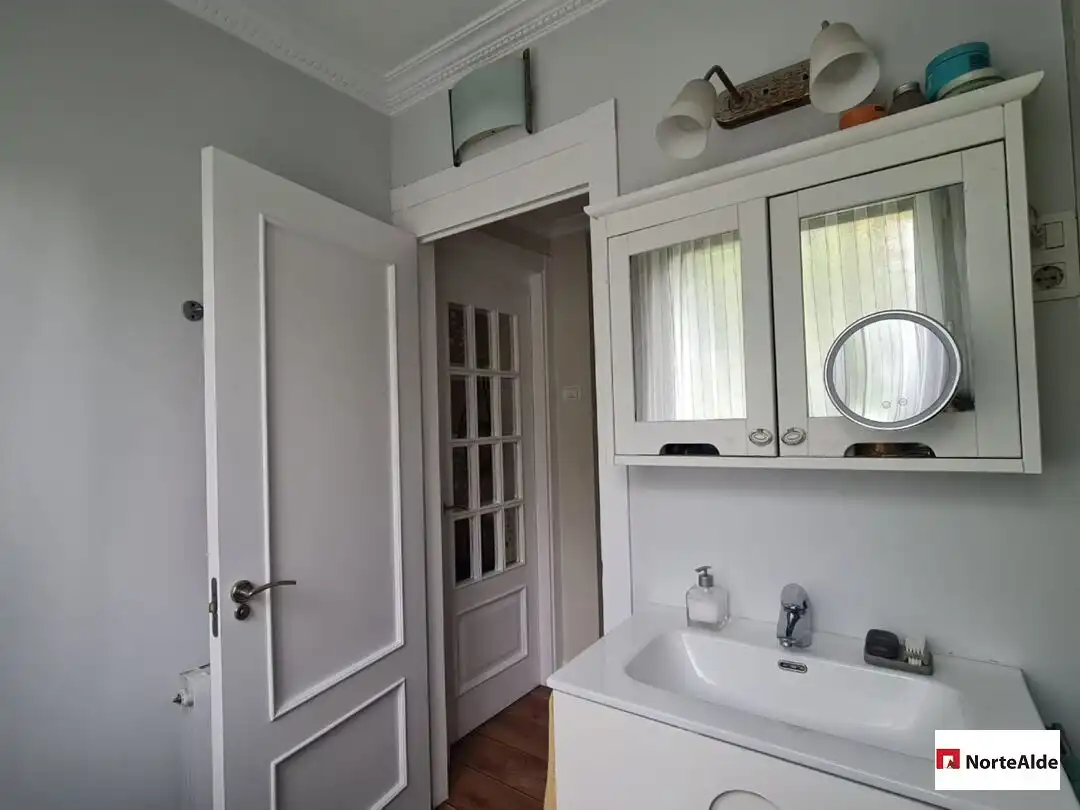 Bathroom of Flat for sale in Erandio  with Heating and Swimming Pool