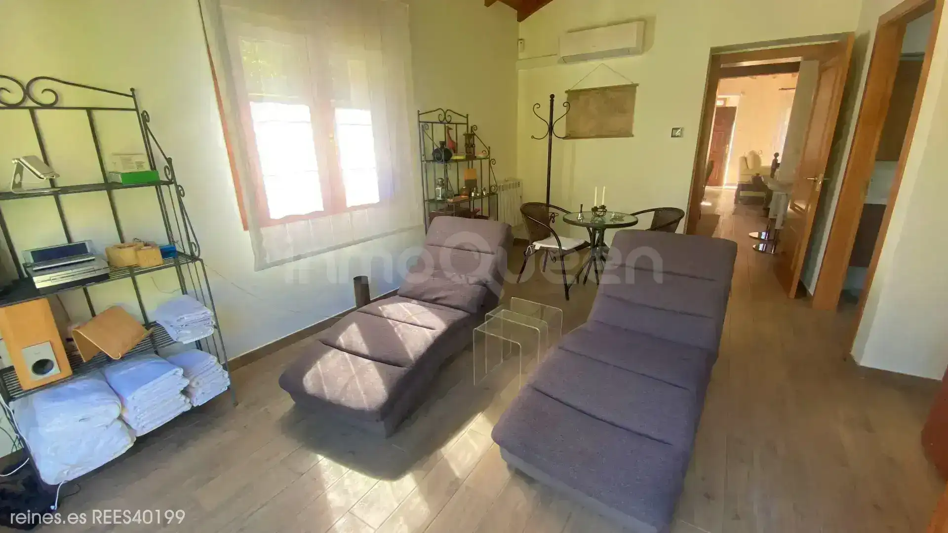 Sala d'estar de Casa o xalet en venda en Santo Adriano amb Calefacció, Jardí privat i Terrassa