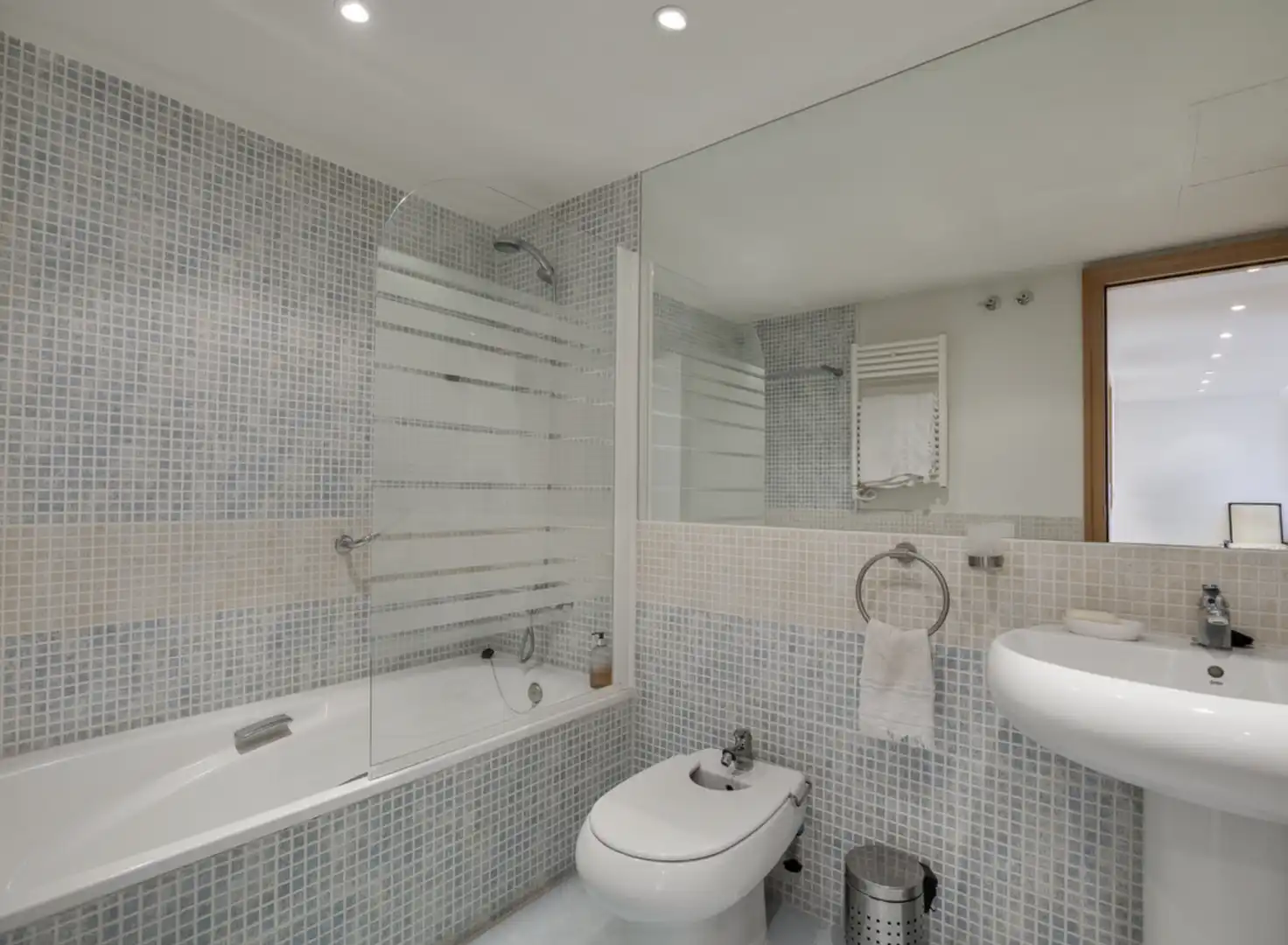 Baño de Apartamento en venta en Marbella con Aire acondicionado, Calefacción y Terraza