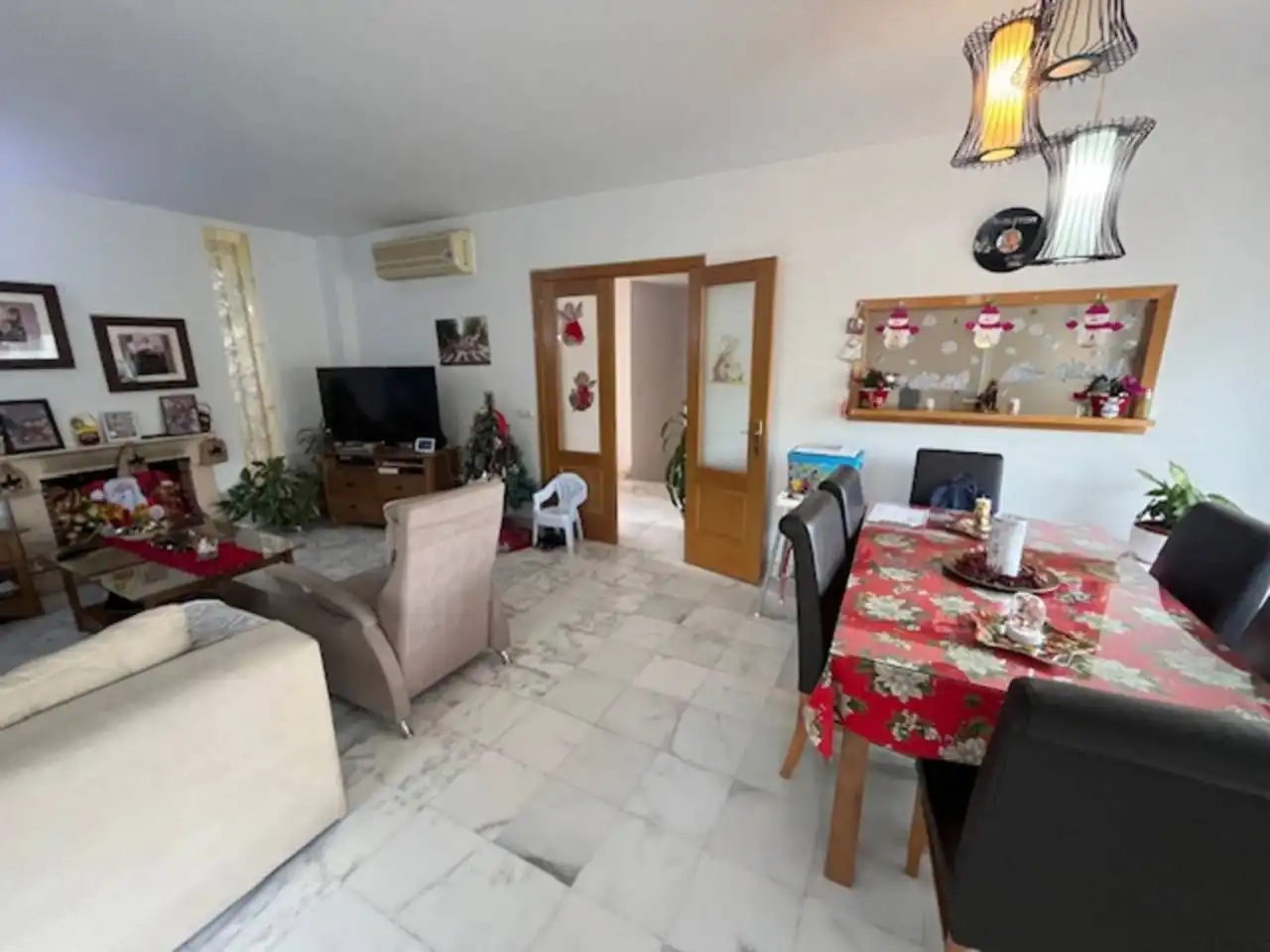 Esszimmer von Einfamilien-Reihenhaus zum Verkauf in Estepona mit Klimaanlage, Privatgarten und Parkett