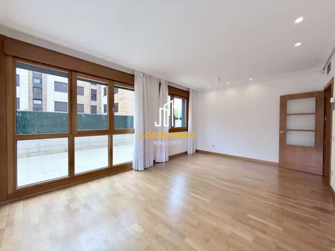 Living room of Flat for sale in  Logroño  with Air Conditioner, Heating and Private garden
