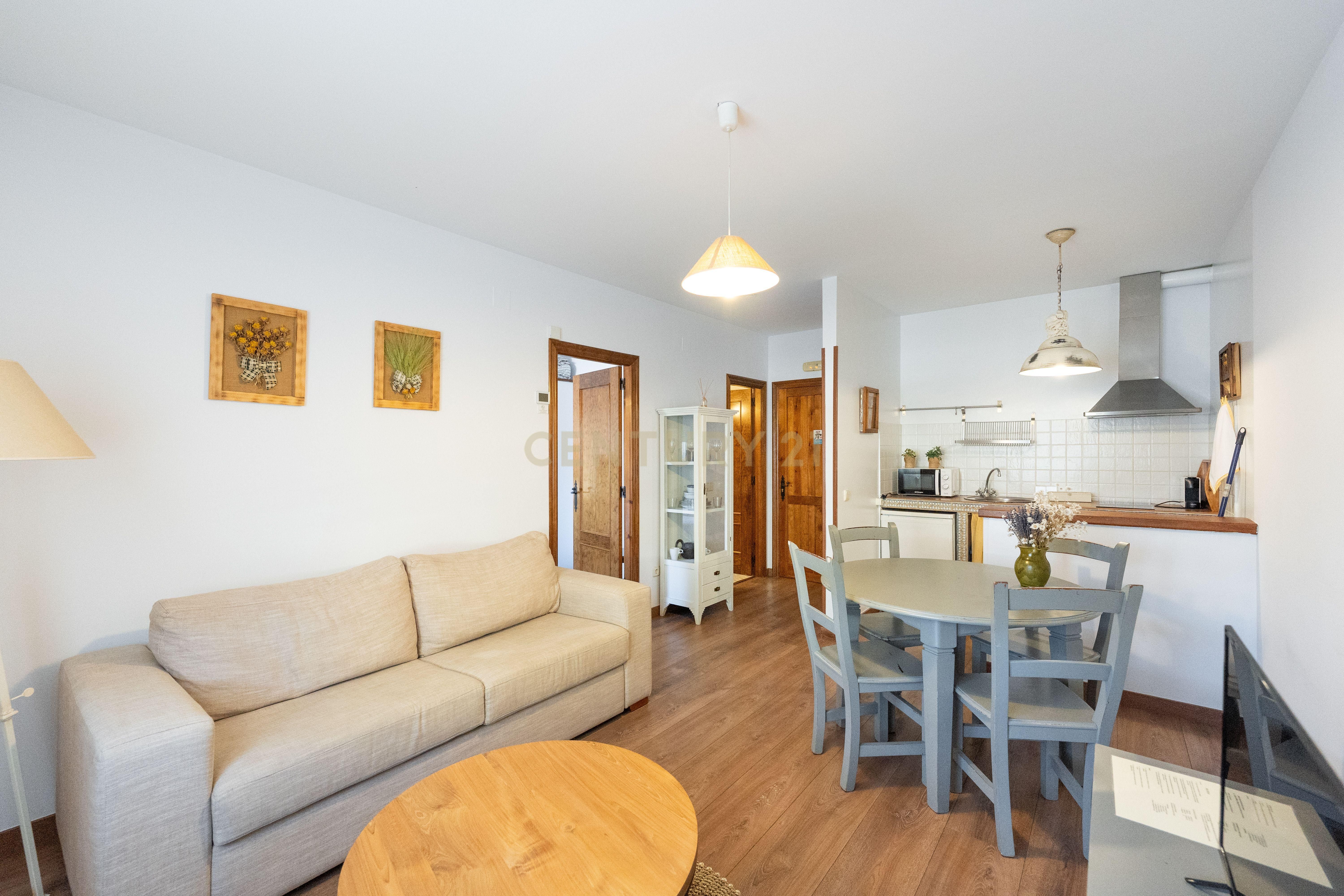 Sala d'estar de Apartament en venda en Gargantilla del Lozoya amb Forn, Rentadora i Microones