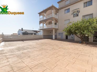 Casa aparellada amb balcó en venda a Jun