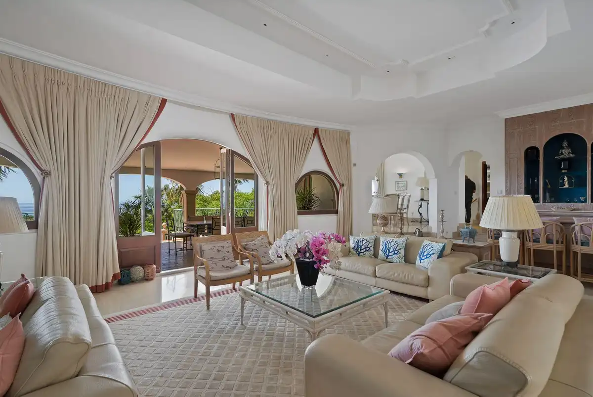 Sala de estar de Casa o chalet en venta en Marbella con Aire acondicionado, Calefacción y Jardín privado