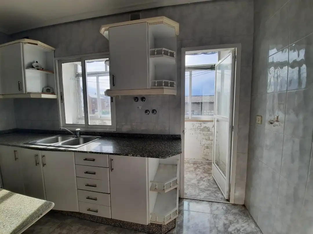Cocina de Piso en venta en Ponferrada con Terraza, Trastero y Amueblado