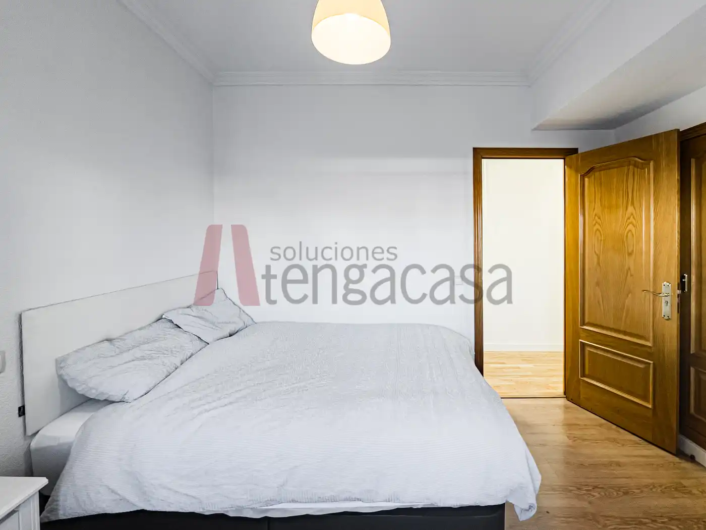 Dormitori de Pis de lloguer en Madrid amb Aire condicionat, Calefacció i Moblat