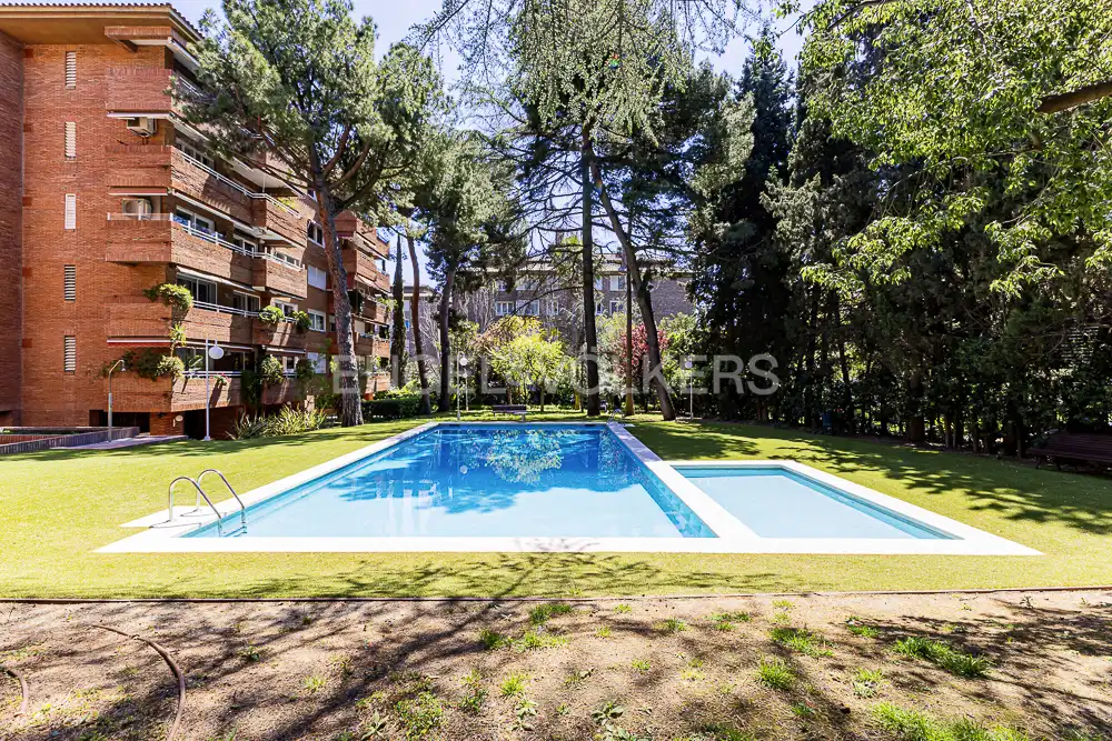 Piscina de Piso en venta en Barcelona con Aire acondicionado, Calefacción y Parquet