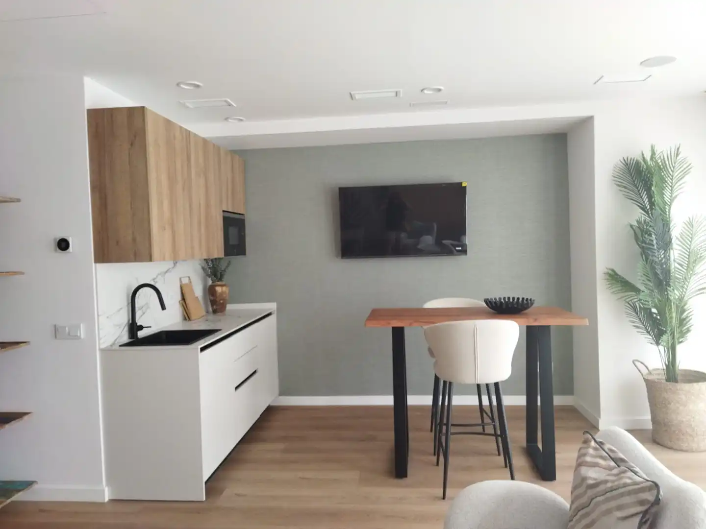 Cuina de Apartament de lloguer en Estepona amb Aire condicionat, Terrassa i Traster