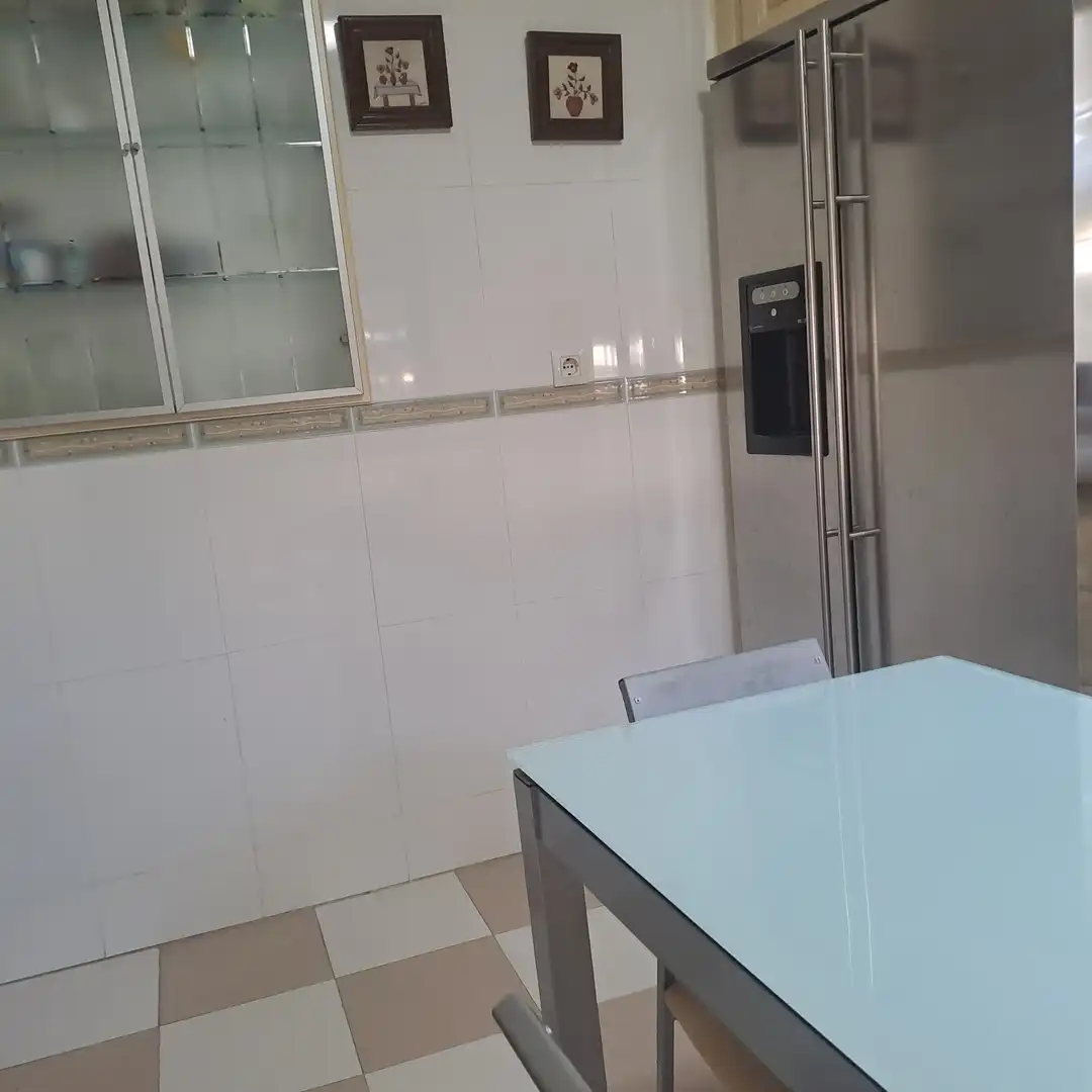 Cuina de Casa adosada en venda en Dos Hermanas amb Aire condicionat, Traster i Piscina comunitària