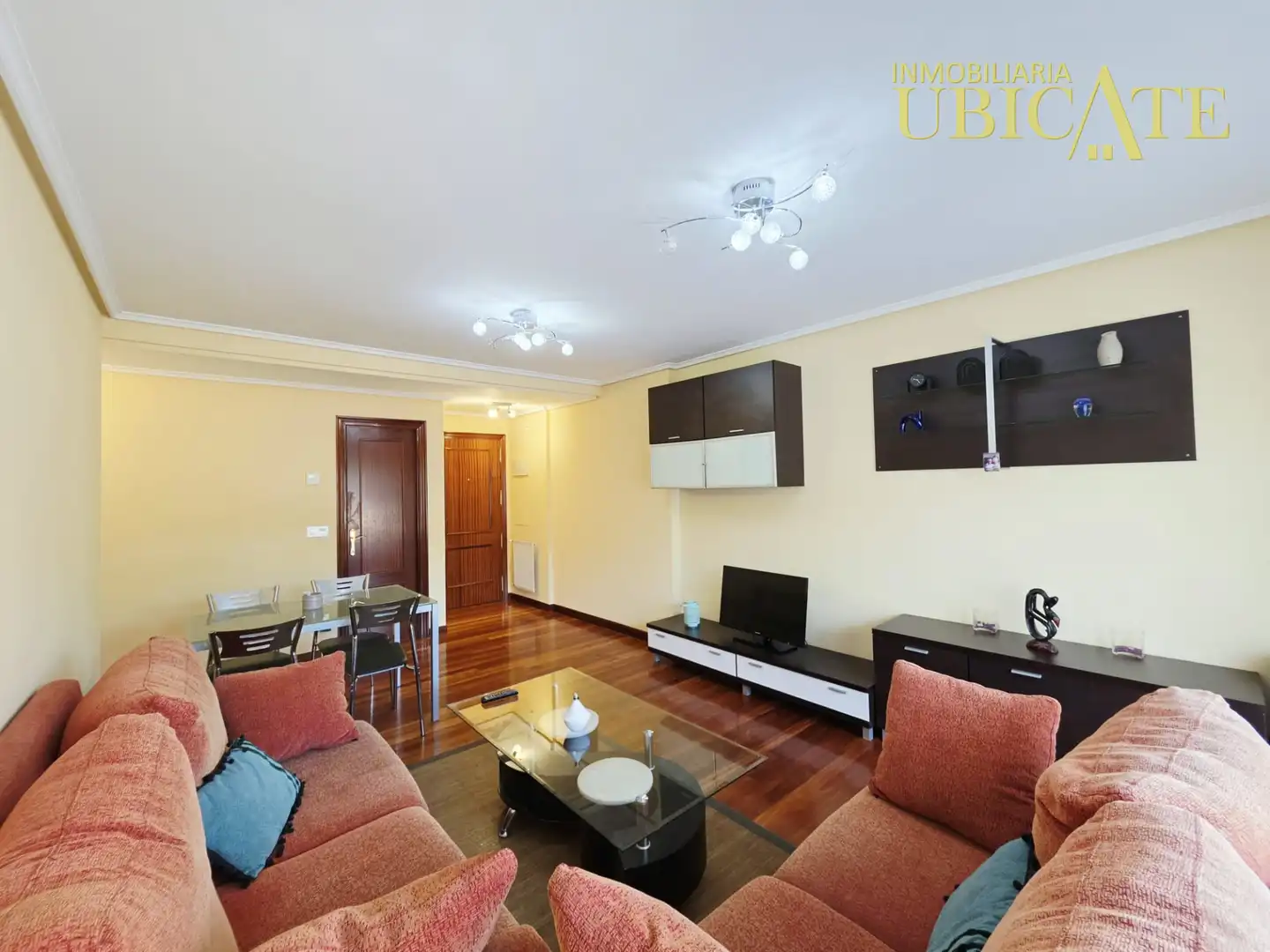 Sala de estar de Piso en venta en Castro-Urdiales con Calefacción, Parquet y Terraza