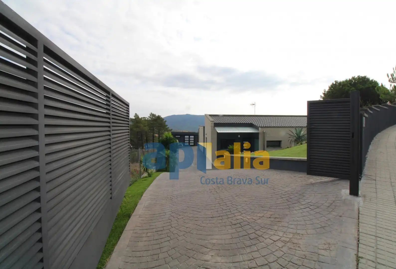Vista exterior de Casa o xalet en venda en Lloret de Mar amb Calefacció, Jardí privat i Piscina
