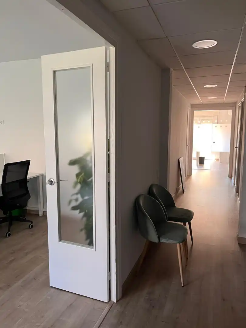Büro zur Miete in Berga mit Klimaanlage, Heizung und Terrasse