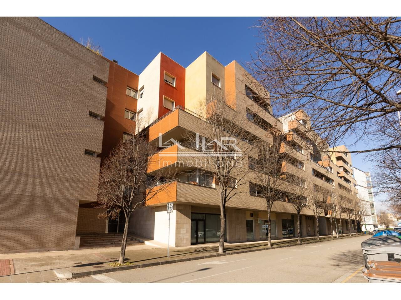 Vista exterior de Ático en venta en Vic con Calefacción, Parquet y Terraza