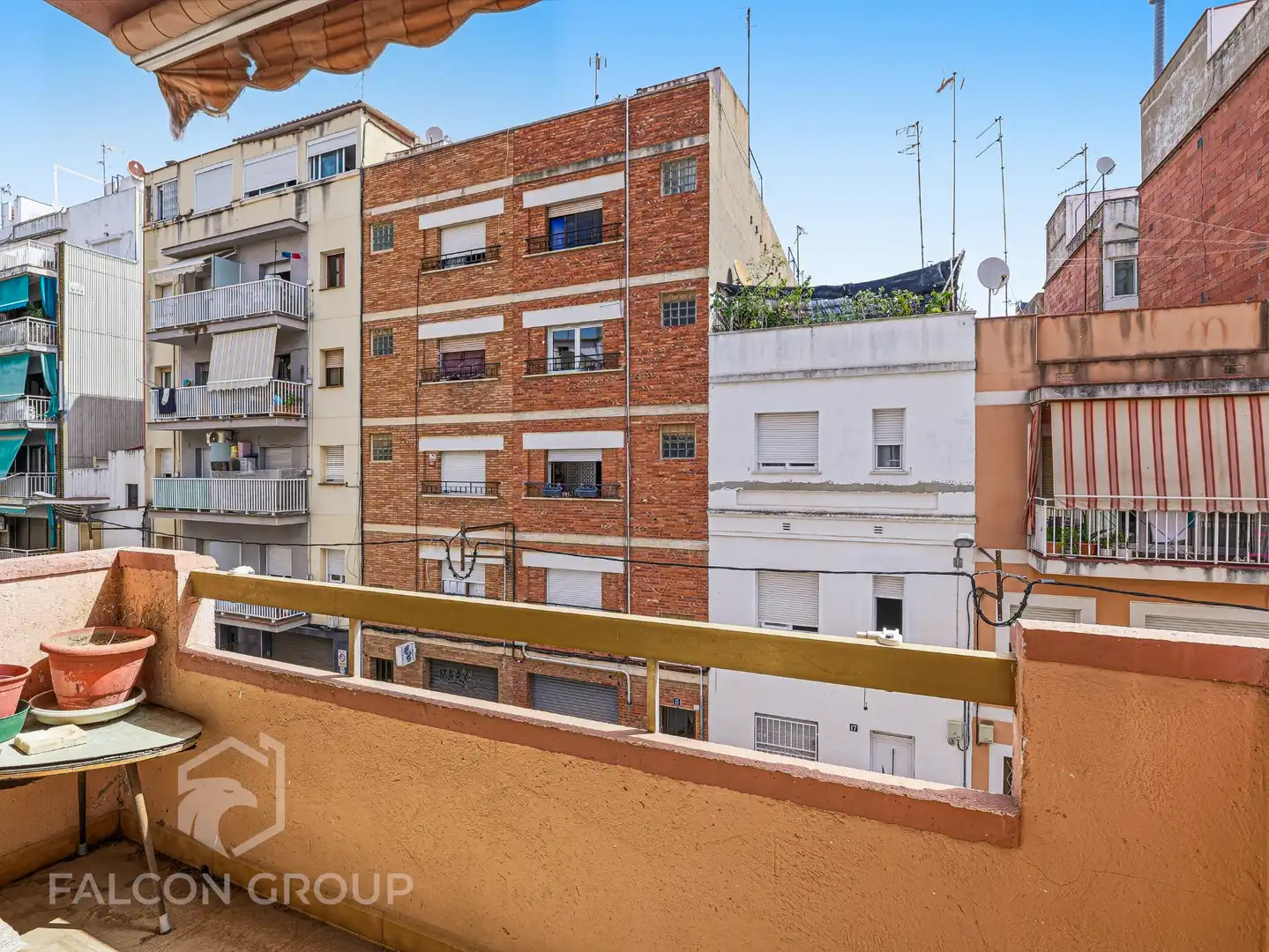 Vista exterior de Casa adosada en venda en Vilanova i la Geltrú amb Terrassa i Balcó