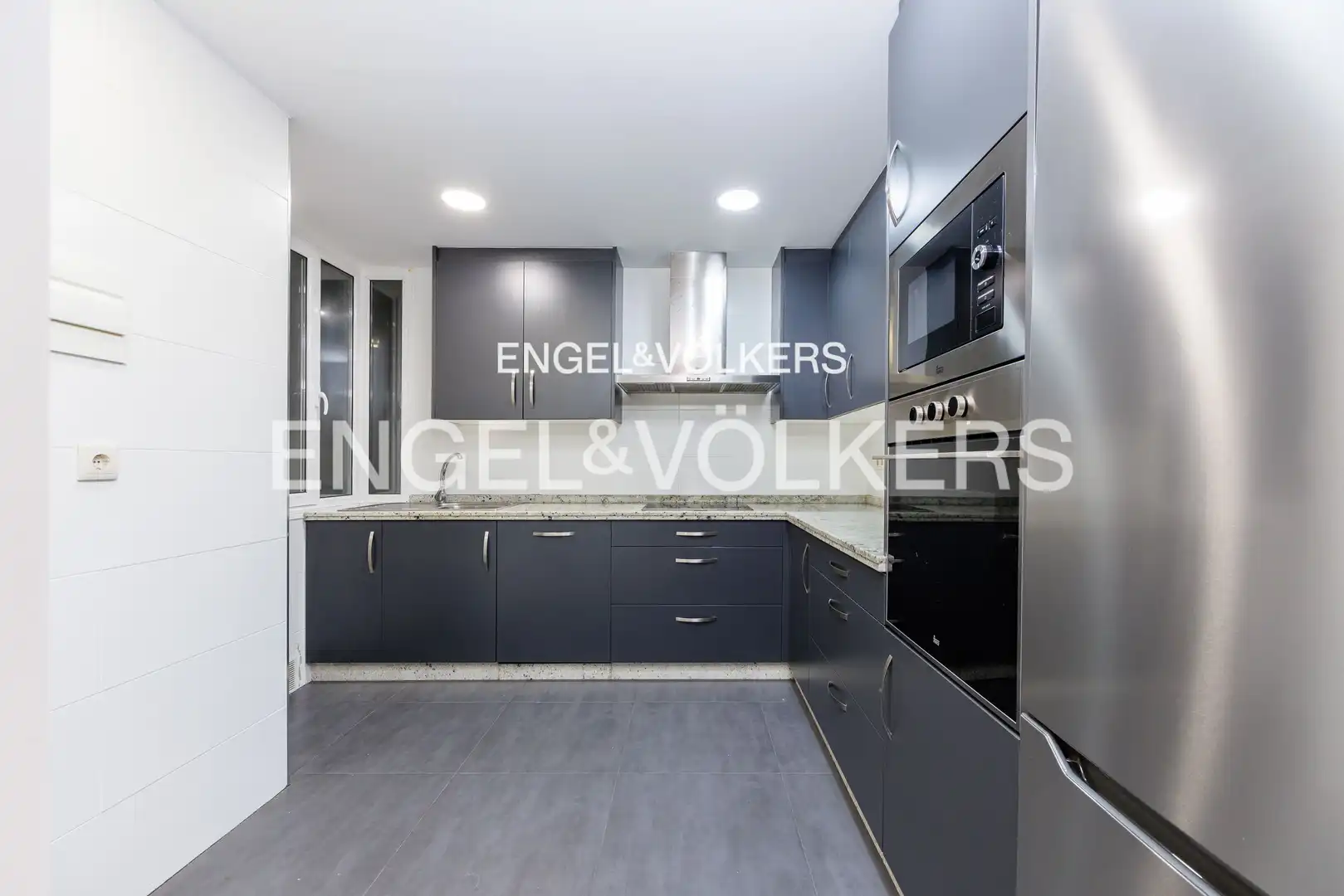 Cocina de Piso en venta en Vigo  con Calefacción, Terraza y Balcón