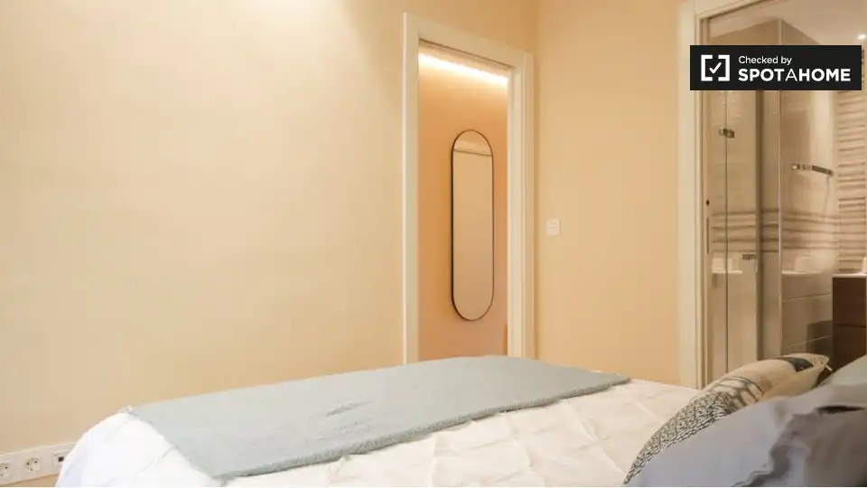 Schlafzimmer von Wohnung zur Miete in Madrid mit Klimaanlage, Heizung und Möbliert