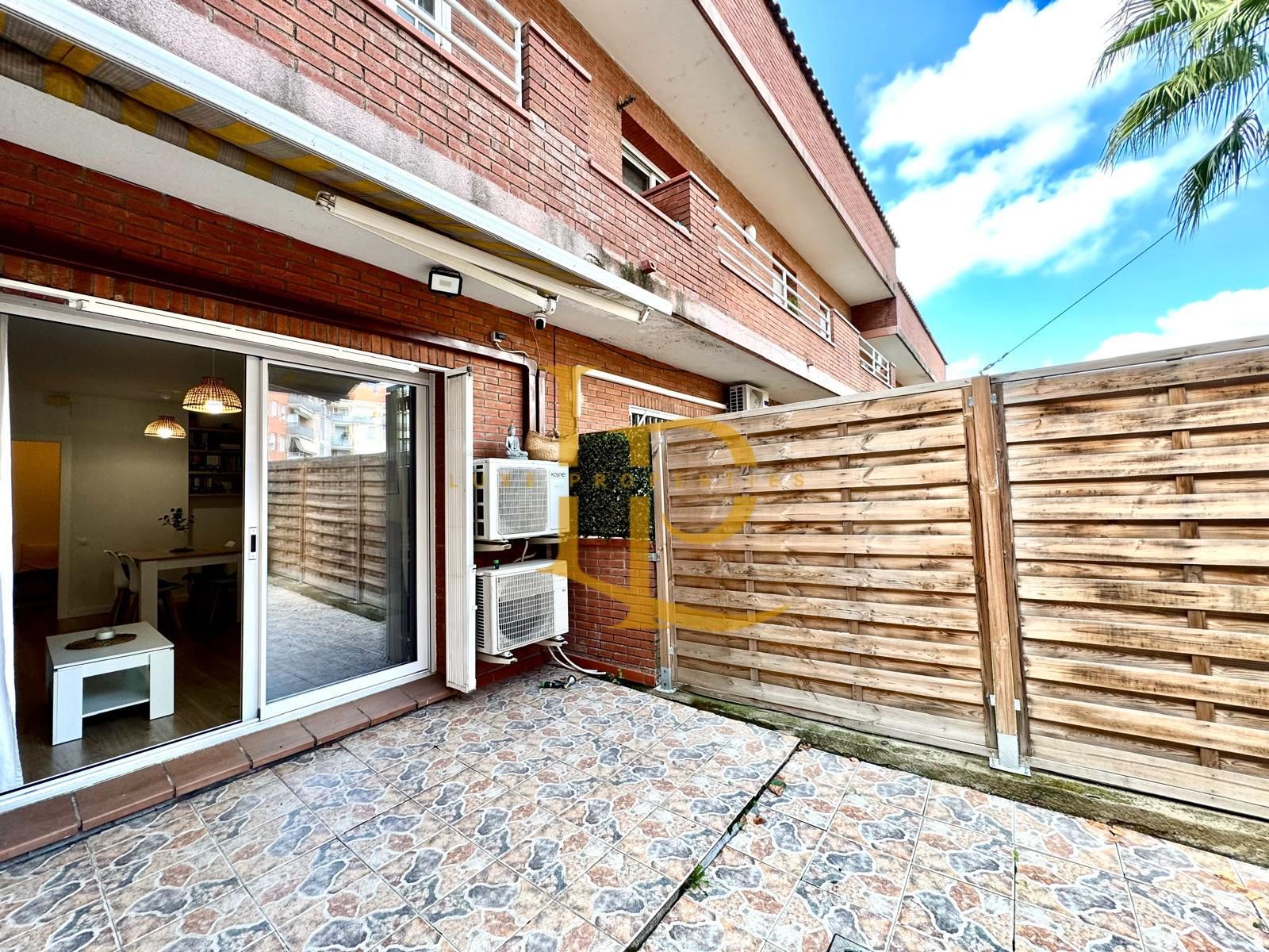 Exterior view of Planta baja for sale in Rubí  with Air Conditioner, Heating and Parquet flooring
