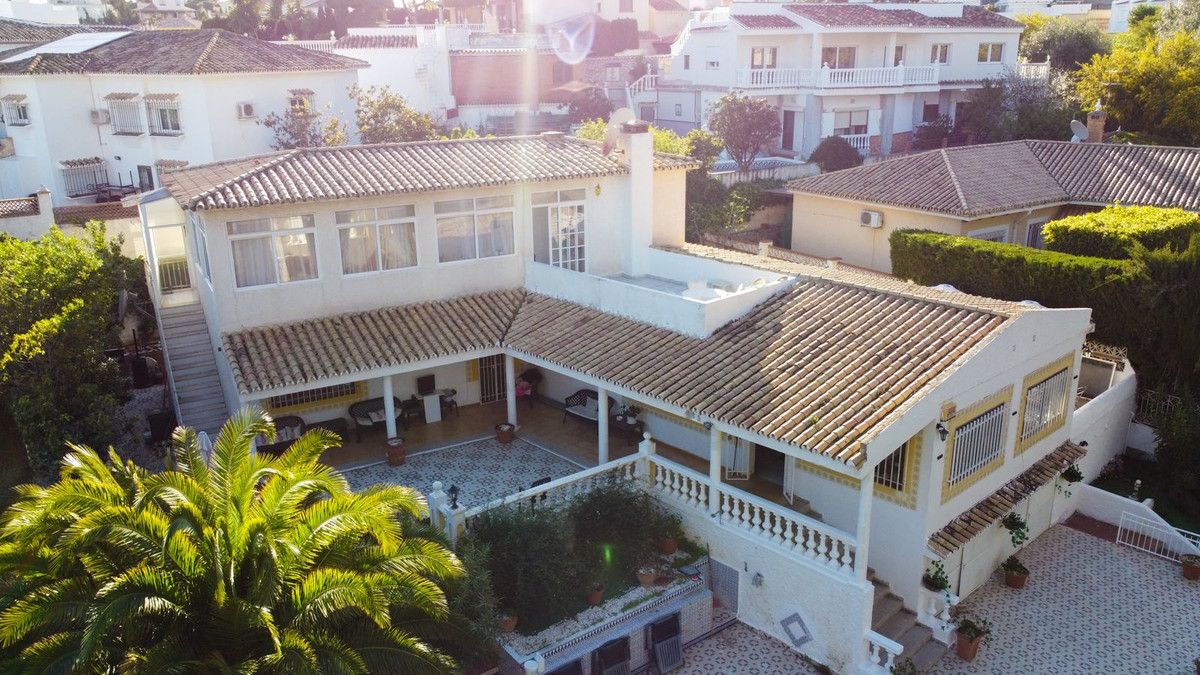 Vista exterior de Casa o xalet en venda en Benalmádena amb Aire condicionat, Calefacció i Jardí privat