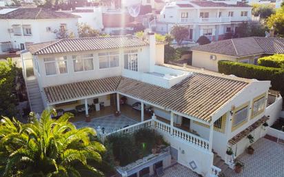 Vista exterior de Casa o xalet en venda en Benalmádena amb Aire condicionat, Calefacció i Jardí privat