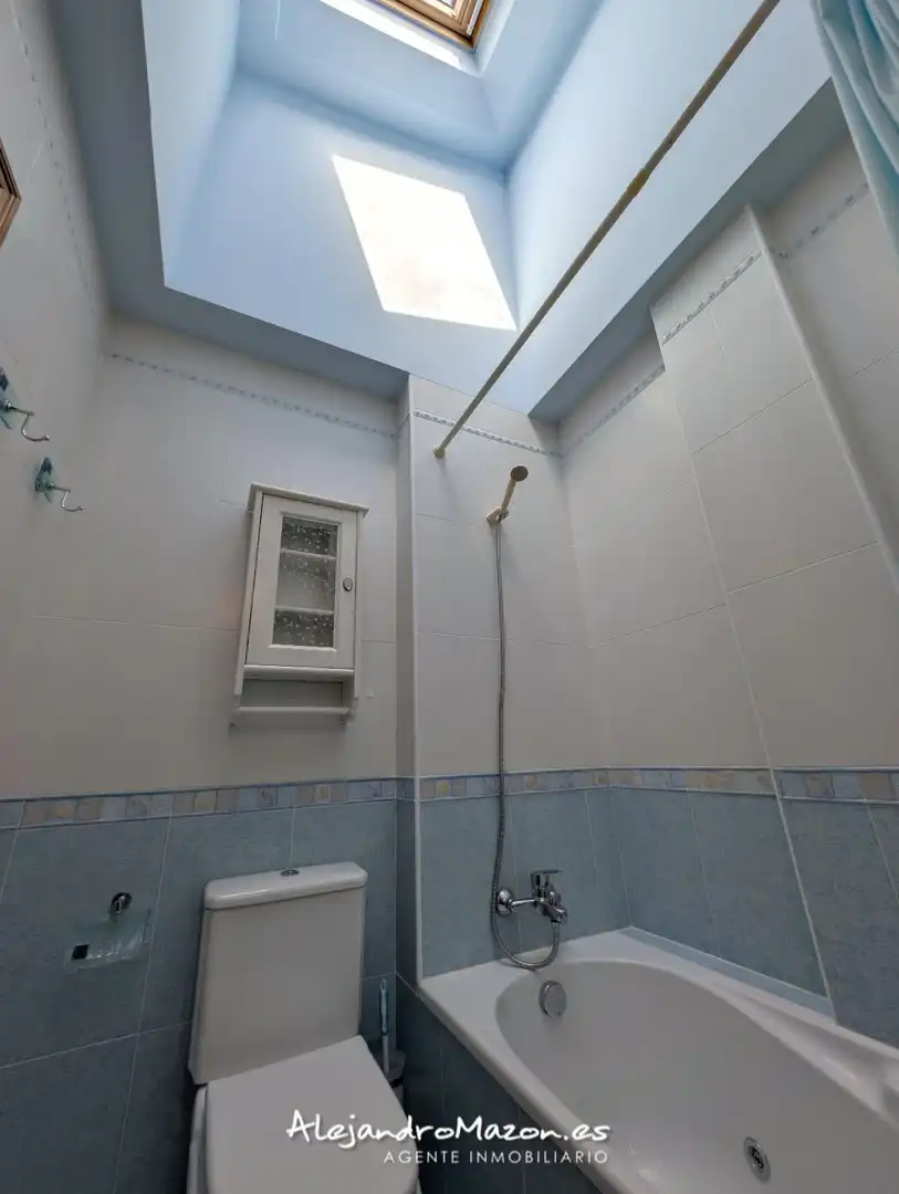 Badezimmer von Einfamilien-Reihenhaus zum Verkauf in Castro-Urdiales mit Heizung, Privatgarten und Terrasse