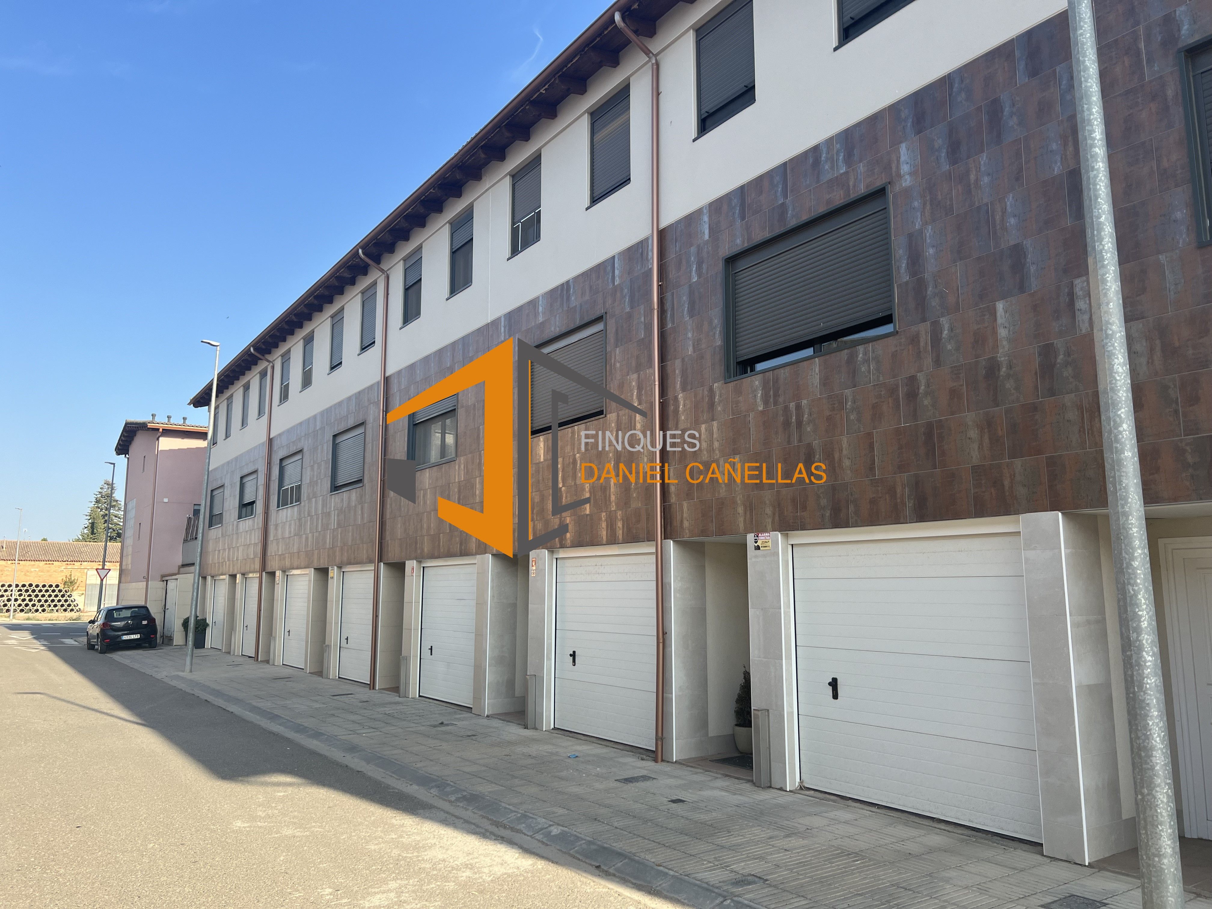 Exterior view of Single-family semi-detached for sale in El Palau d'Anglesola  with Air Conditioner, Heating and Private garden
