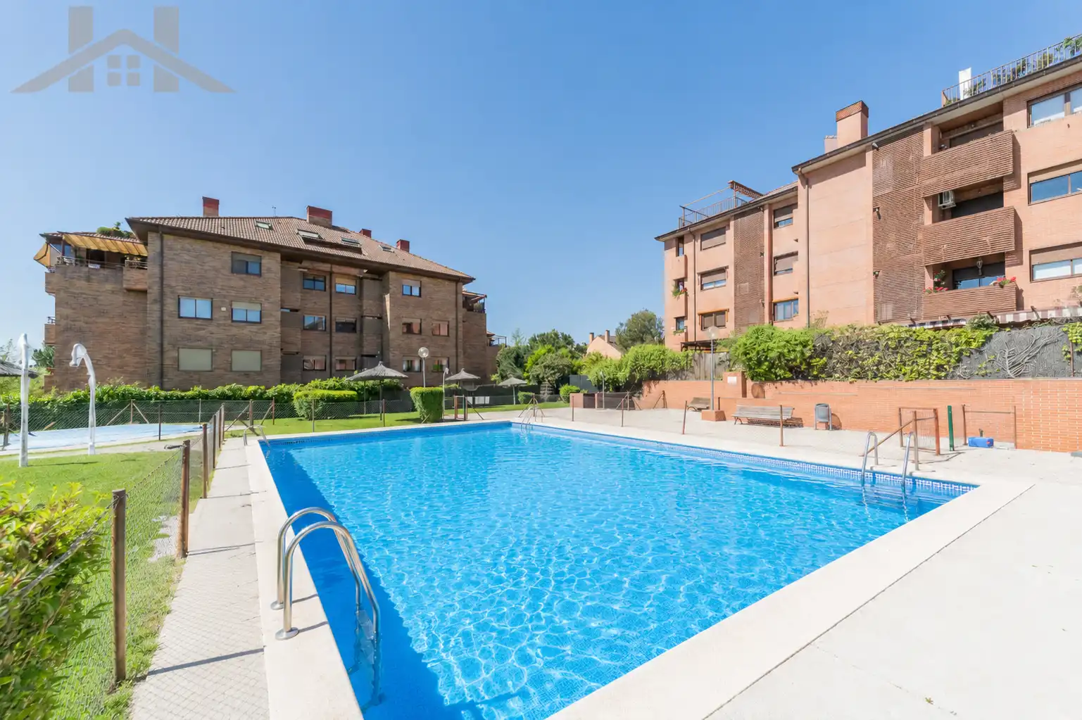 Schwimmbecken von Wohnung zum Verkauf in Boadilla del Monte mit Klimaanlage, Heizung und Abstellraum