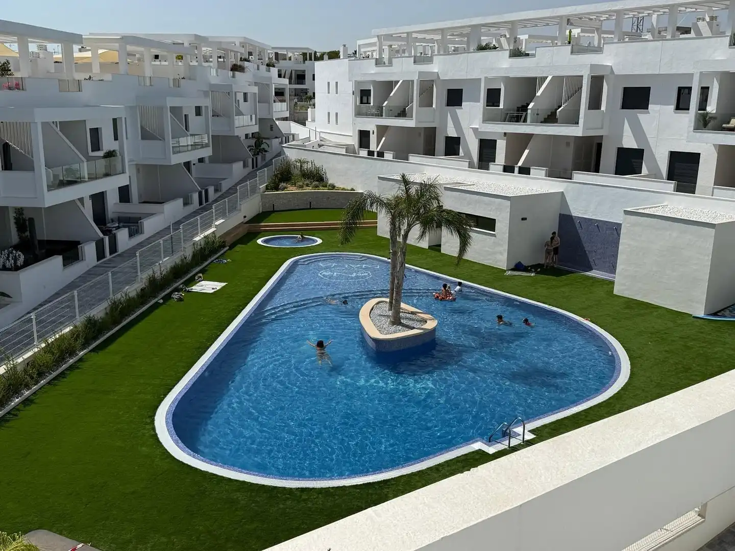 Piscina de Piso de alquiler en Torrevieja con Aire acondicionado, Calefacción y Jardín privado