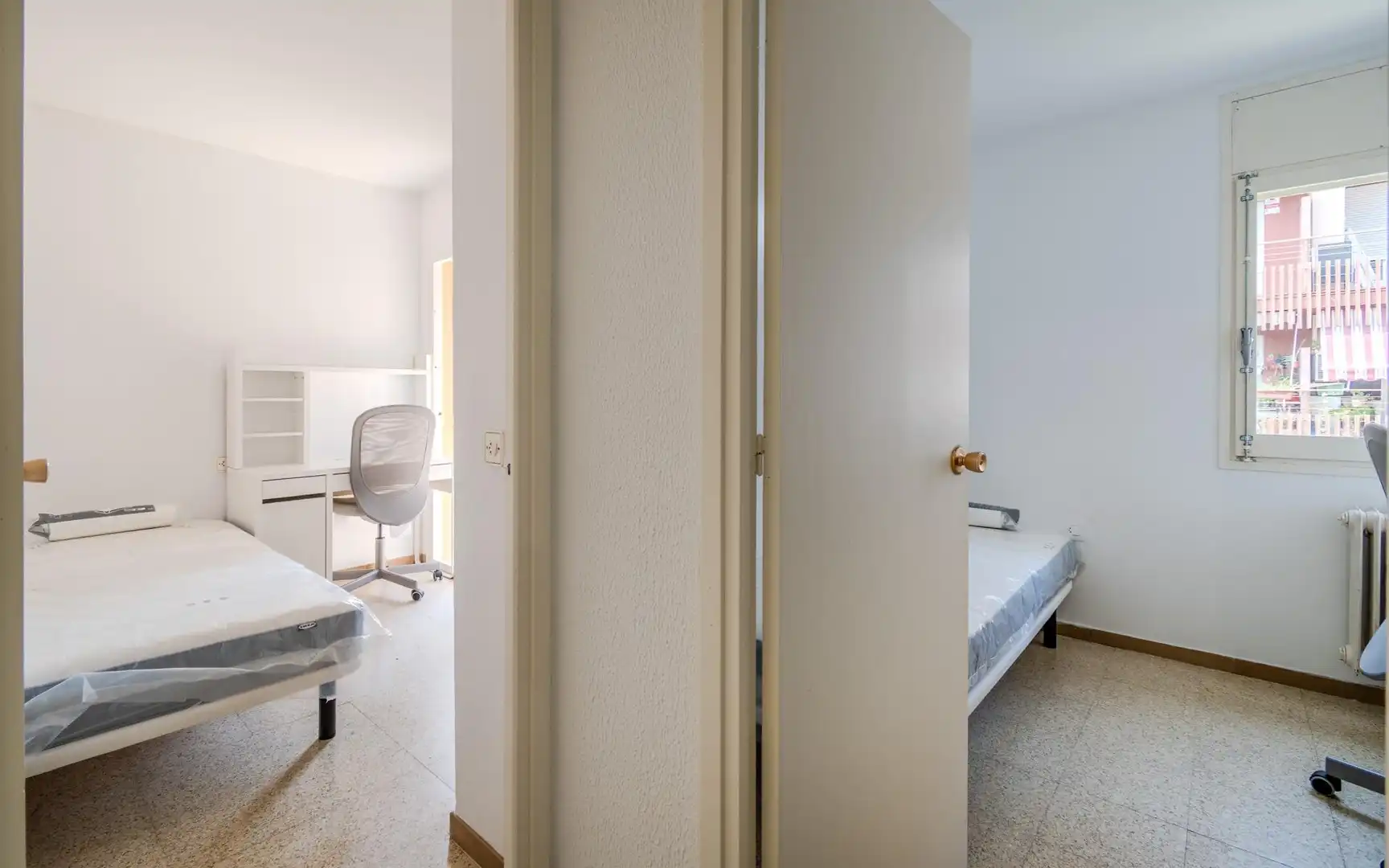 Bedroom of Flat for rent in Girona