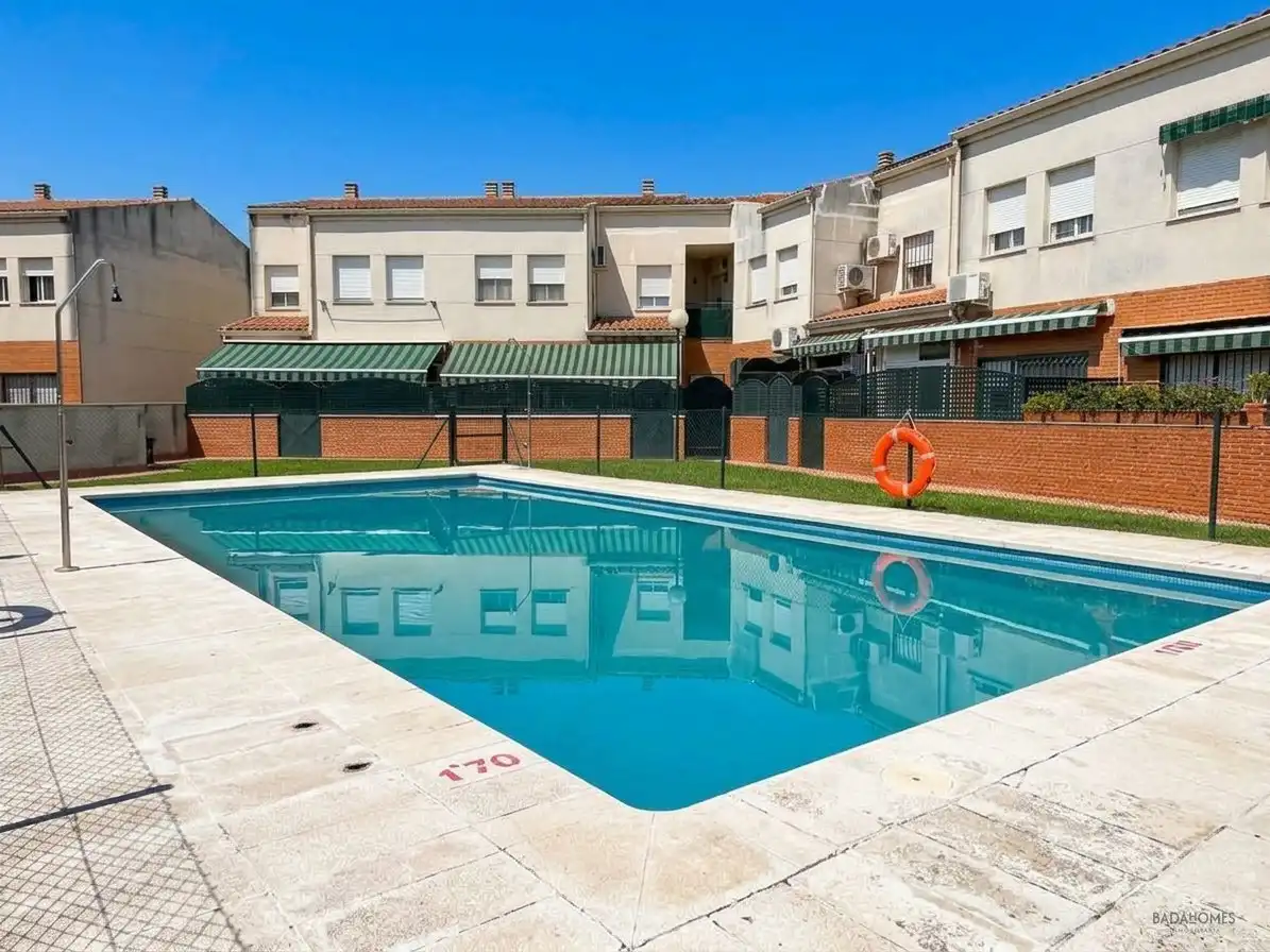 Adossat amb piscina en venda a Calle de los Generosos