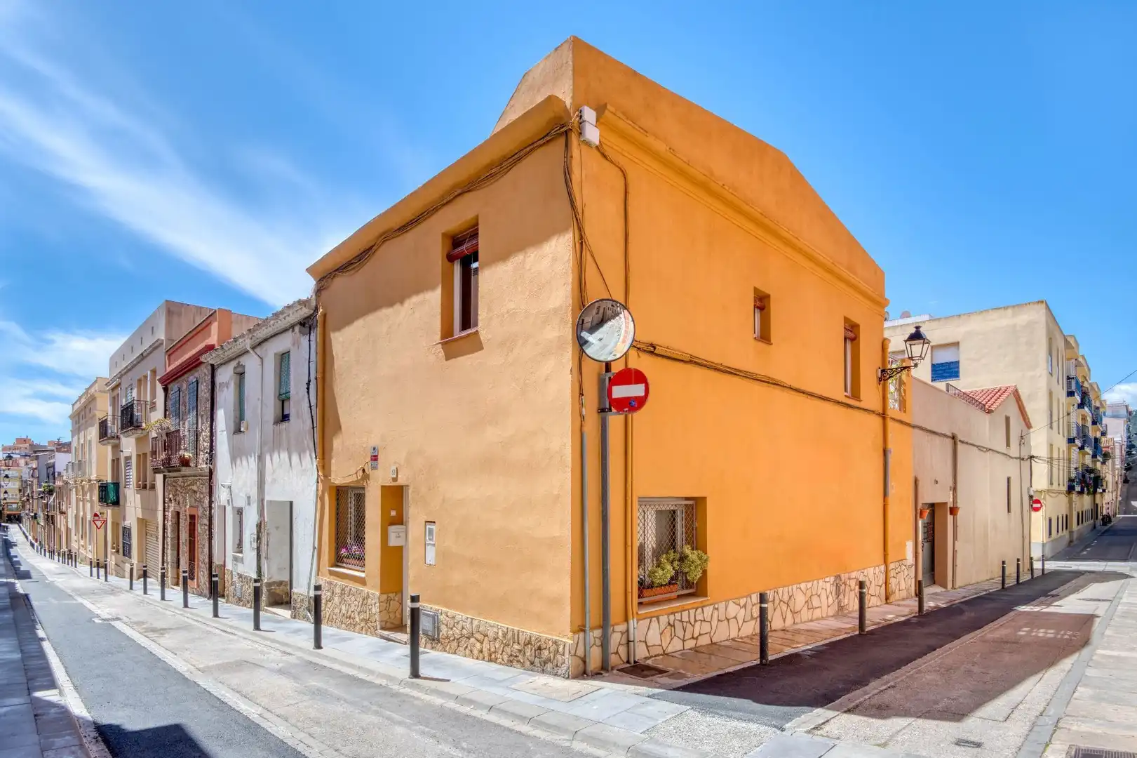 Außenansicht von Einfamilien-Reihenhaus zum Verkauf in Sant Feliu de Guíxols mit Klimaanlage, Heizung und Terrasse