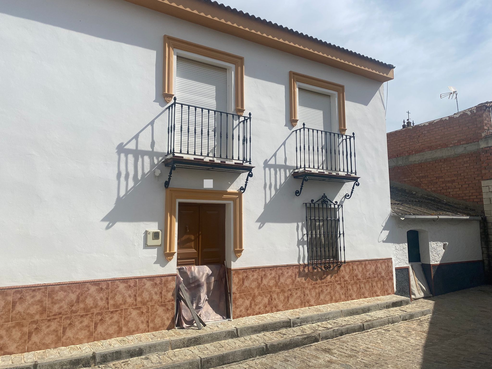 Vista exterior de Casa o xalet en venda en Gerena amb Aire condicionat, Terrassa i Traster
