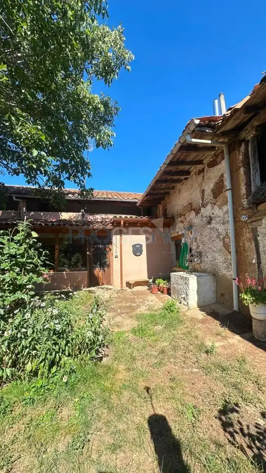 Vista exterior de Finca rústica en venda en Chozas de Abajo amb Calefacció, Jardí privat i Moblat