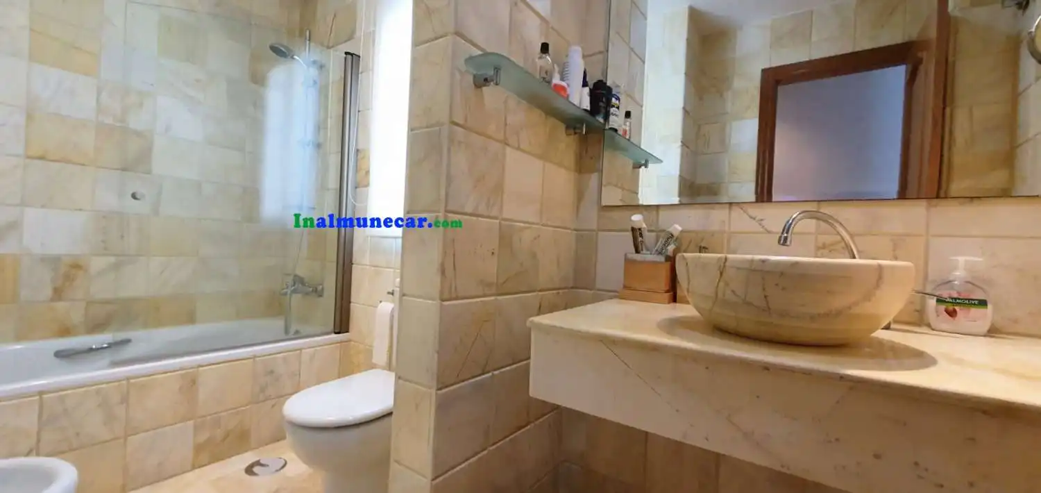 Baño de Casa adosada en venta en Almuñécar con Aire acondicionado, Terraza y Piscina