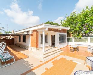 Vista exterior de Casa o xalet en venda en Torrevieja amb Aire condicionat, Jardí privat i Terrassa