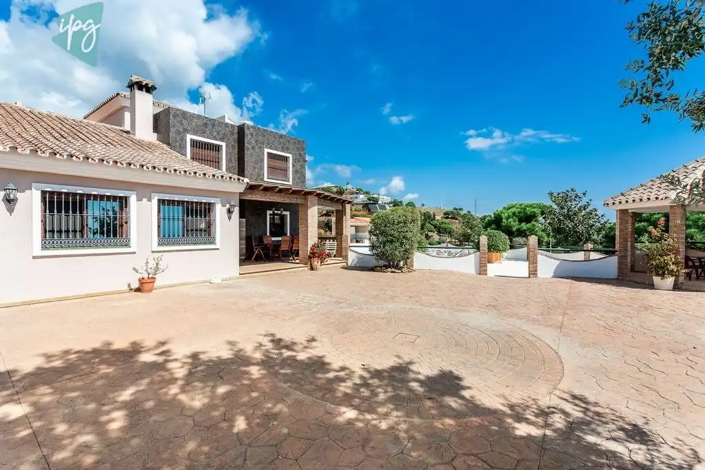 Vista exterior de Casa o xalet en venda en Estepona amb Aire condicionat, Calefacció i Jardí privat