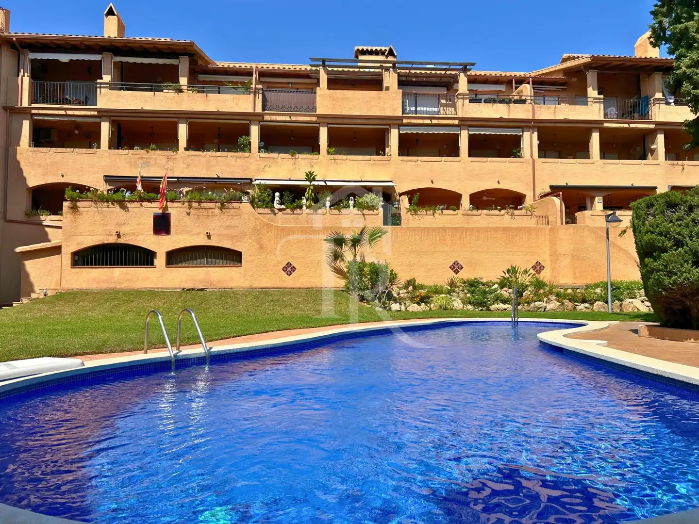Baixos amb piscina en venda a Roda de Barà