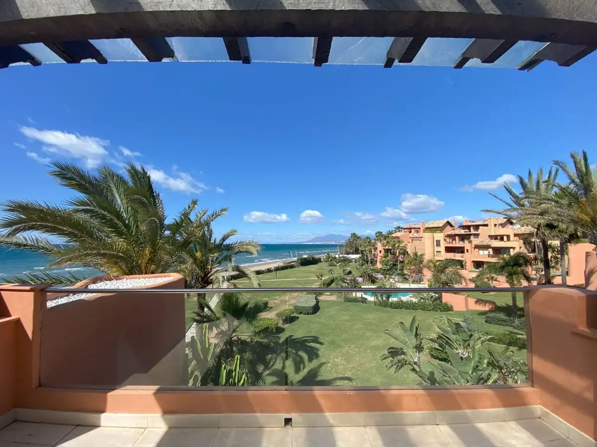 Vista exterior de Ático en venta en Marbella con Aire acondicionado, Terraza y Sauna