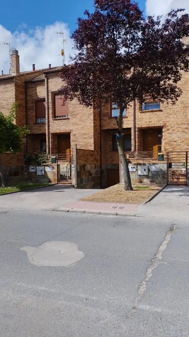 Vista exterior de Casa adosada en venta en Medina del Campo con Calefacción y Trastero