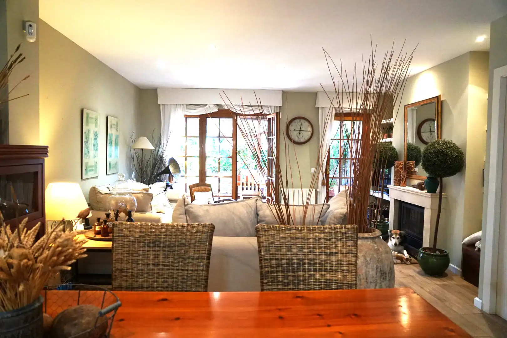 Wohnzimmer von Einfamilien-Reihenhaus zum Verkauf in Badalona mit Klimaanlage, Heizung und Privatgarten