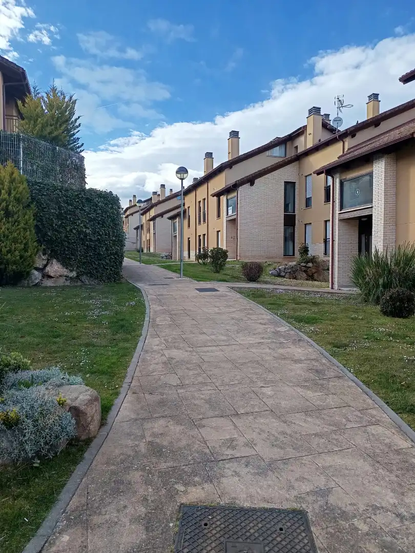 Außenansicht von Wohnung zum Verkauf in Sojuela mit Heizung, Terrasse und Möbliert