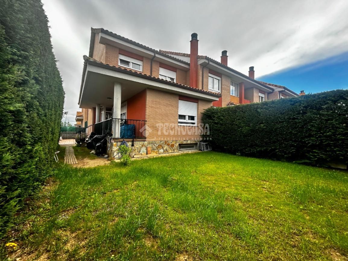 Vista exterior de Casa adosada en venda en Valverde de la Virgen amb Calefacció, Jardí privat i Parquet