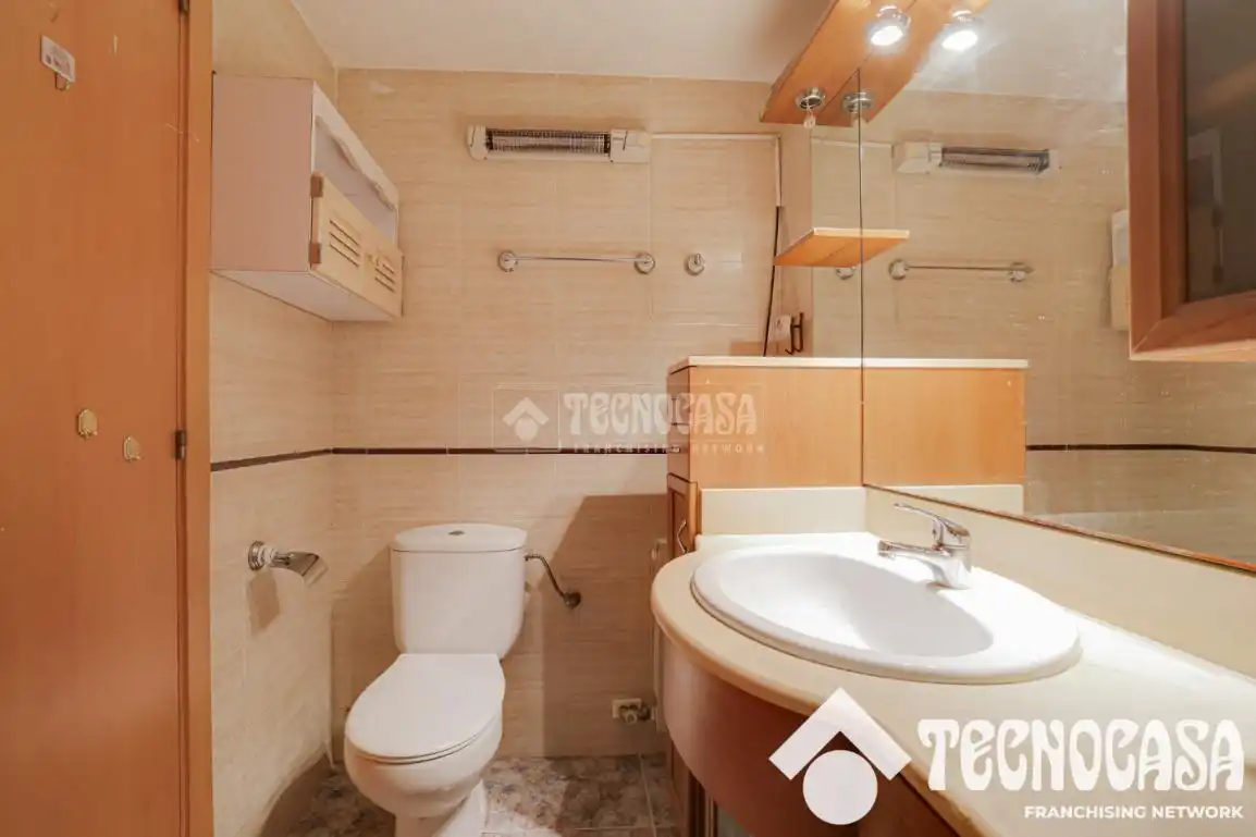 Baño de Piso en venta en Santa Coloma de Gramenet con Calefacción y Terraza