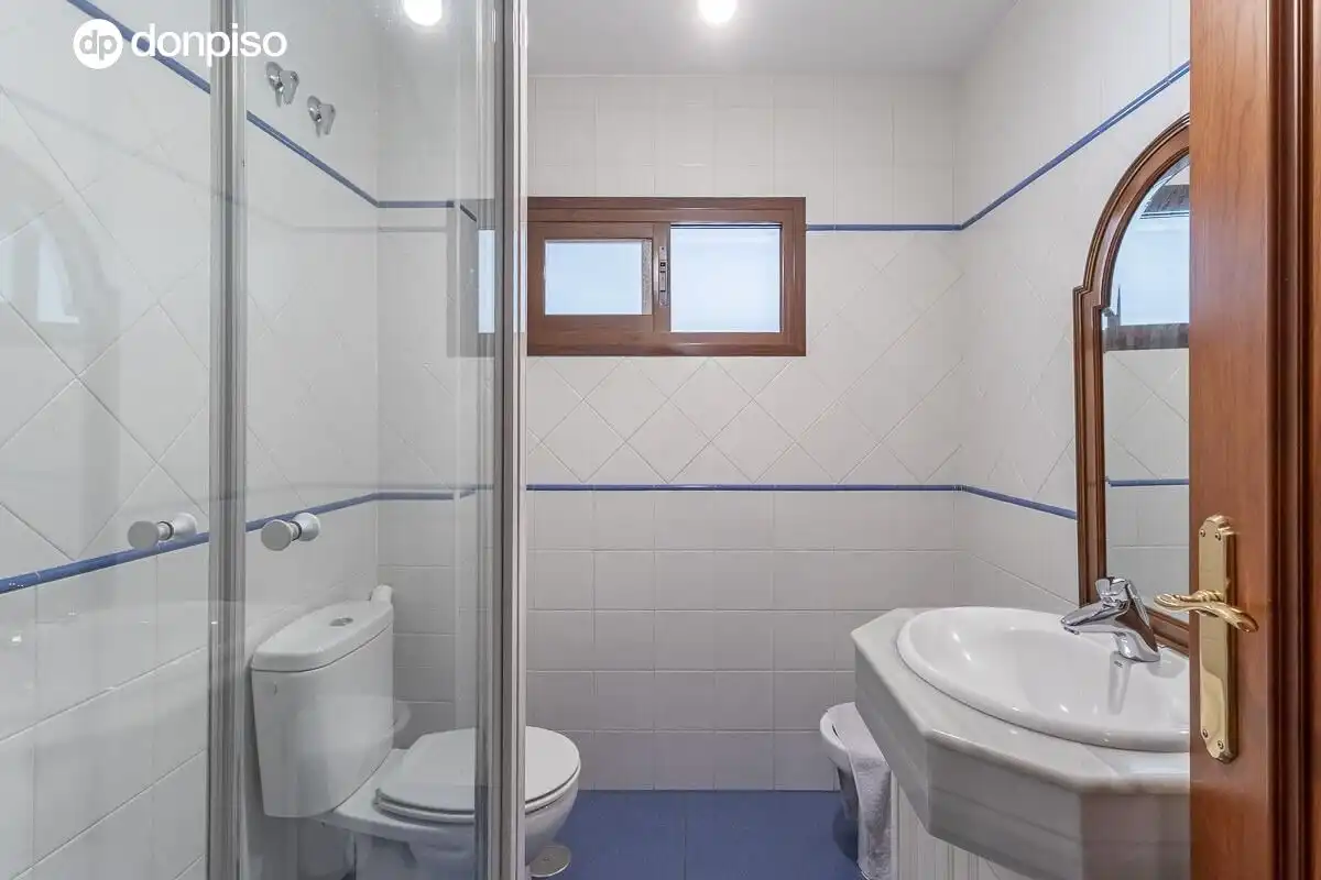 Baño de Casa o chalet en venta en Granada con Aire acondicionado, Calefacción y Jardín privado