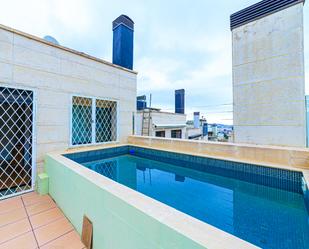 Swimming pool of Single-family semi-detached for sale in  Barcelona Capital  with Air Conditioner, Heating and Parquet flooring