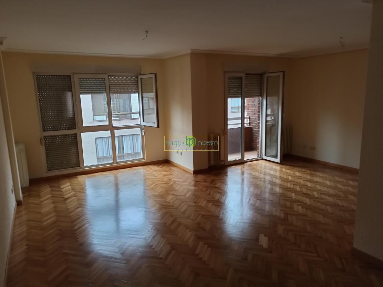Living room of Flat to rent in León Capital   with Heating, Parquet flooring and Terrace